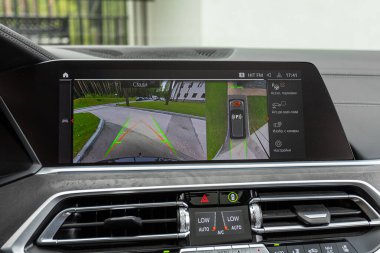 Novosibirsk, Rusya - 10 Temmuz 2024: BMW X5, Monitörlü ters kamera, düğmeler - modern arabanın detayları ve kontrolleri.