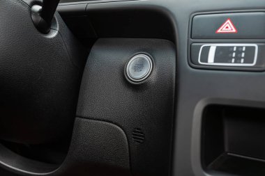 Novosibirsk, Rusya - 10 Temmuz 2024: Hyundai Staria, Motoru durdur modern araba düğmesini çalıştır