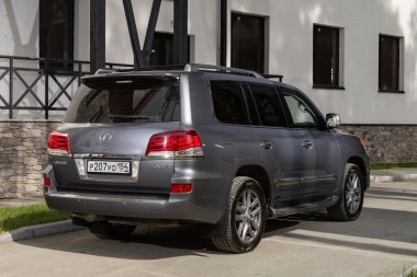 Novosibirsk, Rusya - 10 Temmuz 2024: Lexus LX570 şehirde park edildi. Başka araba ve insan yok.. 