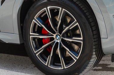 Novosibirsk, Rusya - 10 Temmuz 2024: BMW X6, tampon, alaşımlı tekerlek, araba temizleme, tekerlek