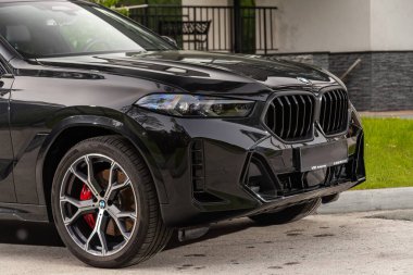 Novosibirsk, Rusya - 10 Temmuz 2024: BMW X6, temiz ışıklı araba, tampon, sis lambası