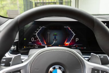 Novosibirsk, Rusya - 10 Temmuz 2024: BMW X6, Araç paneli, dijital parlak hız göstergesi, kilometre sayacı ve diğer araçlar