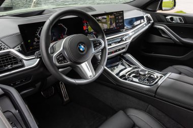 Novosibirsk, Rusya - 10 Temmuz 2024: BMW X6, yeni stil bir arabanın salonu, direksiyon, hız göstergesi, takometre ve diğer ayarlama düğmeleri olan gösterge paneli