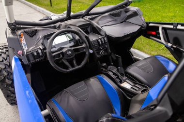 Novosibirsk, Rusya - 10 Temmuz 2024: Can-Am Maverick X RS, yeni şık bir torba salonu