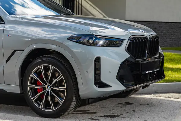 Novosibirsk, Rusya - 10 Temmuz 2024: BMW X6, temiz ışıklı araba, tampon, sis lambası