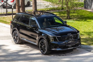 Novosibirsk, Rusya - 10 Temmuz 2024: Kia Sorento, kente park edilmiş, ön manzara