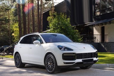 Novosibirsk, Rusya - 10 Temmuz 2024: Porsche Cayenne şehre park etti. Başka araba ve insan yok.. 