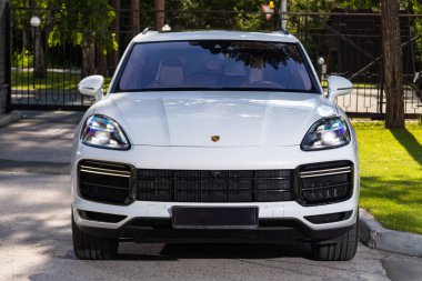 Novosibirsk, Rusya - 10 Temmuz 2024: Porsche Cayenne, sıcak bir yaz gününde park alanına park etti 