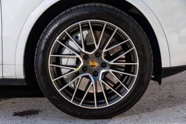 Novosibirsk, Rusya - 10 Temmuz 2024: Porsche Cayenne, tampon, alaşım tekerleği, araba temizleme, tekerlek
