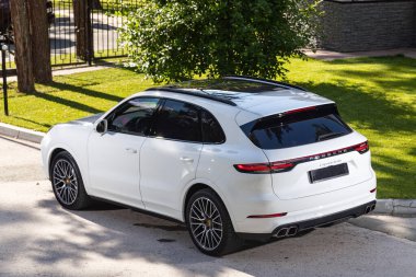 Novosibirsk, Rusya - 10 Temmuz 2024: Porsche Cayenne, sıcak bir yaz gününde park alanına park etti 