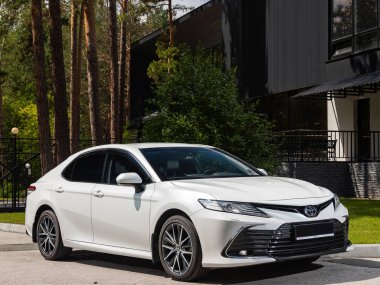 Novosibirsk, Rusya - 10 Temmuz 2024: Toyota Camry şehre park etti. Başka araba ve insan yok.. 