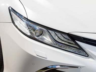 Novosibirsk, Rusya - 10 Temmuz 2024: Toyota Camry, temiz far, tampon, sis lambaları ile arabanın yakınına yaklaş