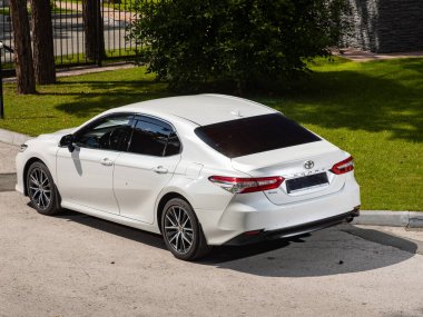 Novosibirsk, Rusya - 10 Temmuz 2024: Toyota Camry şehre park etti. Başka araba ve insan yok.. 