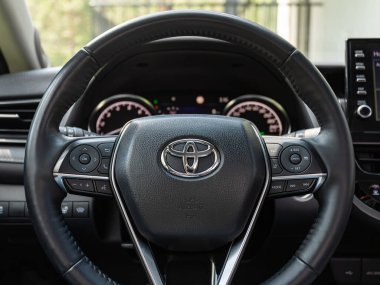 Novosibirsk, Rusya - 10 Temmuz 2024: Toyota Camry, kokpit iç kabin detayları, hız göstergesi ve taktik ölçer. Siyah deri iç döşeme