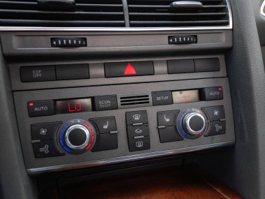 Novosibirsk, Rusya - 10 Temmuz 2024: Audi A6, hava kontrol panelindeki arabanın klimasını açmak için düğmeler