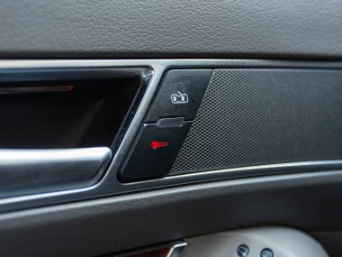 Novosibirsk, Rusya - 10 Temmuz 2024: Audi A6, yan kapı düğmeleri: pencere ayarlama düğmeleri, kapı kilidi. 