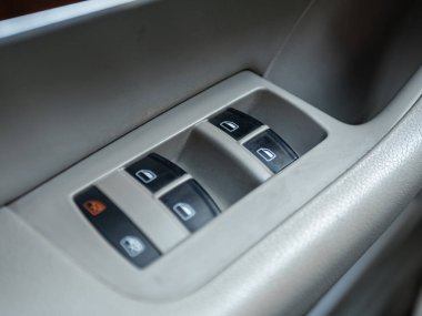 Novosibirsk, Rusya - 10 Temmuz 2024: Audi A6, yan kapı düğmeleri: pencere ayarlama düğmeleri, kapı kilidi. 