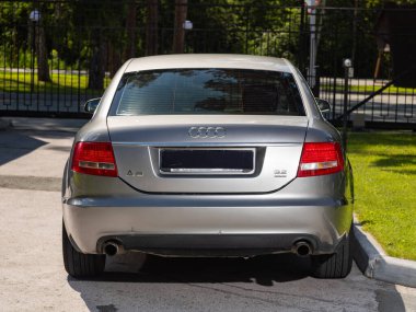 Novosibirsk, Rusya - 10 Temmuz 2024: Audi A6, şehre park edilmiş, arka görüş