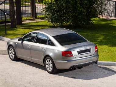 Novosibirsk, Rusya - 10 Temmuz 2024: Audi A6 şehre park etti. Başka araba ve insan yok.. 