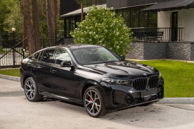 Novosibirsk, Rusya - 10 Temmuz 2024: BMW X6 şehre park etti. Başka araba ve insan yok.. 