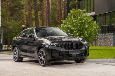 Novosibirsk, Rusya - 10 Temmuz 2024: BMW X6 şehre park etti. Başka araba ve insan yok.. 