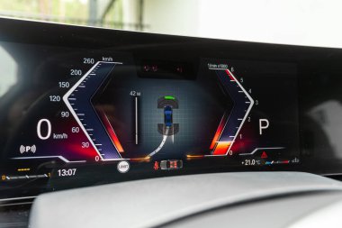 Novosibirsk, Rusya - 10 Temmuz 2024: BMW X6, Araç paneli, dijital parlak hız göstergesi, kilometre sayacı ve diğer araçlar