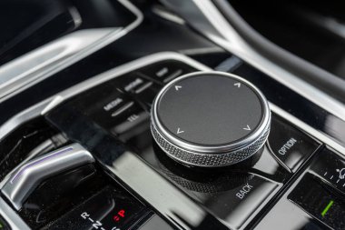 Novosibirsk, Rusya - 10 Temmuz 2024: BMW X6, süspansiyon kontrol düğmesine yakın çekim, arabanın çeşitli yüzeylerdeki hareketlerini ayarlama