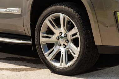 Novosibirsk, Rusya - 10 Temmuz 2024: Cadillac Escalade, tampon, alaşım tekerleği, araba temizleme, tekerlek temizleme