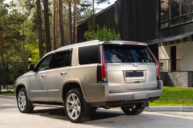 Novosibirsk, Rusya - 10 Temmuz 2024: Cadillac Escalade, şehirde park halinde. Başka araba ve insan yok.. 