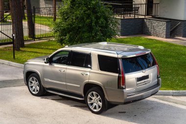 Novosibirsk, Rusya - 10 Temmuz 2024: Cadillac Escalade, şehirde park halinde. Başka araba ve insan yok.. 