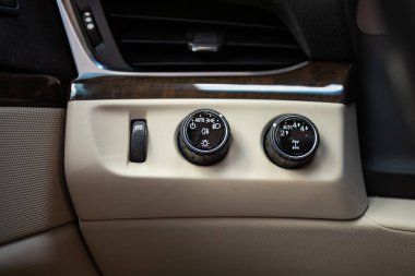 Novosibirsk, Rusya - 10 Temmuz 2024: Cadillac Escalade, araba panelindeki far düğmeleri, ticari marka yok