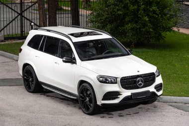 Novosibirsk, Rusya - 10 Temmuz 2024: Mercedes GLS, sıcak bir yaz gününde park alanına park etti 