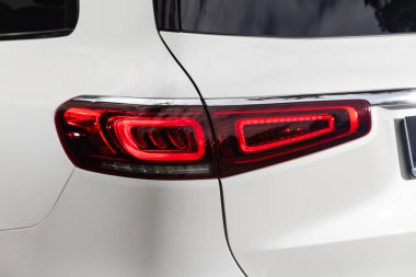 Novosibirsk, Rusya - 10 Temmuz 2024 Mercedes GLS, araba stop lambaları. Dış görev ayrıntıları. LED stop lambalarından birinin detaylarını kapat. Modern araba.