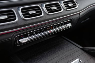 Novosibirsk, Rusya - 10 Temmuz 2024: Mercedes GLS, Klimayı açmak için düğmeler