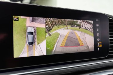 Novosibirsk, Rusya - 10 Temmuz 2024: Mercedes GLE 63 AMG Coupe, Monitörlü ters kamera, düğmeler - modern arabanın detayları ve kontrolleri.