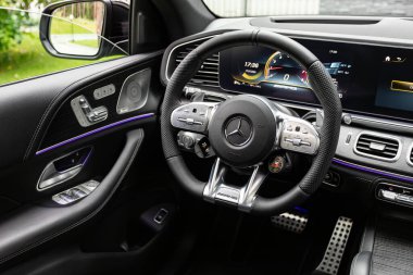 Novosibirsk, Rusya - 10 Temmuz 2024: Mercedes GLE 63 AMG Coupe, Araç İçi - direksiyon, vites kolu ve gösterge paneli, iklim kontrolü, hız göstergesi, ekran 
