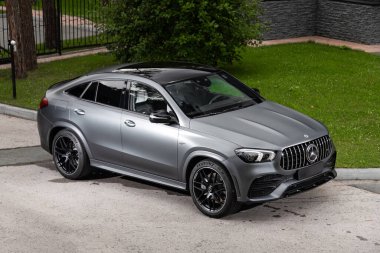 Novosibirsk, Rusya - 10 Temmuz 2024 Mercedes GLE 63 AMG Coupe, şehirde park halinde. Başka araba ve insan yok.. 