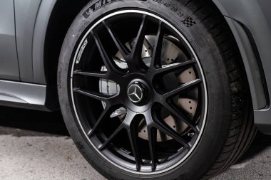 Novosibirsk, Rusya - 10 Temmuz 2024: Mercedes GLE 63 AMG Coupe, tampon, alaşım tekerleği, araba temizleme, tekerlek temizleme