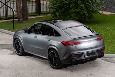 Novosibirsk, Rusya - 10 Temmuz 2024 Mercedes GLE 63 AMG Coupe, şehirde park halinde. Başka araba ve insan yok.. 