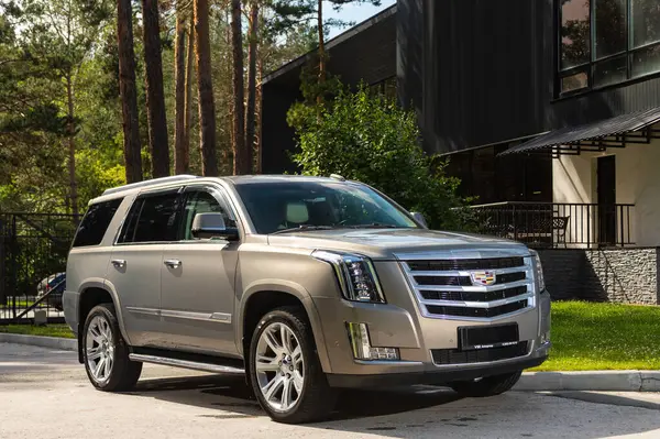Novosibirsk, Rusya - 10 Temmuz 2024: Cadillac Escalade, sıcak bir yaz gününde park alanına park etti 