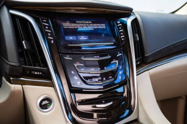 Novosibirsk, Rusya - 10 Temmuz 2024: Cadillac Escalade, Klima panelindeki arabanın klimasını açmak için düğmeler