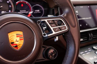 Novosibirsk, Rusya - 10 Temmuz 2024: Porsche Cayenne, fonksiyon düğmeli araba direksiyonunu kapat