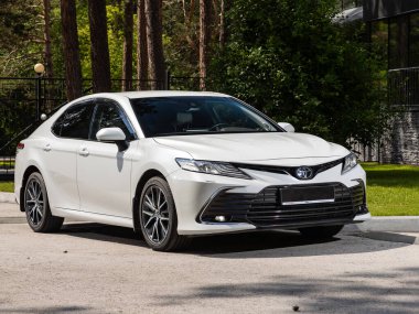 Novosibirsk, Rusya - 10 Temmuz 2024: Toyota Camry, sıcak bir yaz gününde park alanına park etti 