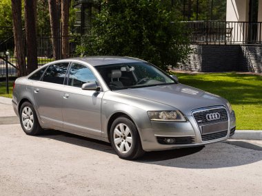 Novosibirsk, Rusya - 10 Temmuz 2024: Audi A6, sıcak bir yaz gününde park arkaplanına park etti. 