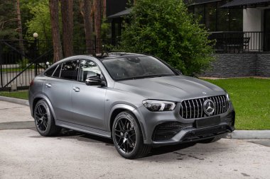 Novosibirsk, Rusya - 10 Temmuz 2024 Mercedes GLE 63 AMG Coupe, şehirde park halinde. Başka araba ve insan yok.. 