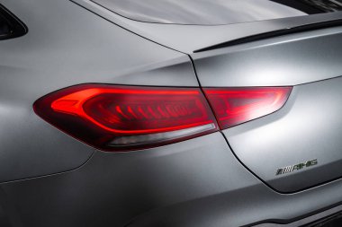 Novosibirsk, Rusya - 10 Temmuz 2024 Mercedes GLE 63 AMG Coupe, araba stop lambaları. Dış görev ayrıntıları. LED stop lambalarından birinin detaylarını kapat. Modern araba.