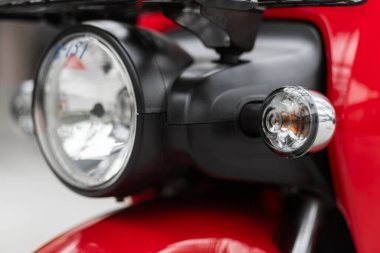 Novosibirsk, Rusya - 10 Temmuz 2024: Honda Benly, moped far yakın çekim 