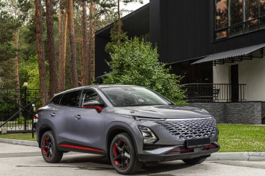 Novosibirsk, Rusya - 10 Temmuz 2024: OMODA C5, şehirde park edilmiş, ön manzara