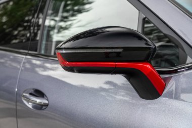 Novosibirsk, Rusya - 10 Temmuz 2024: OMODA C5, bir arabanın yan aynası. Dış detay