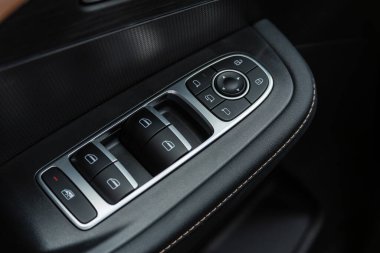 Novosibirsk, Rusya - 10 Temmuz 2024: OMODA C5, yan kapı düğmeleri: pencere, ayna ayarlama düğmeleri, kapı kilidi. Araba içeride..
